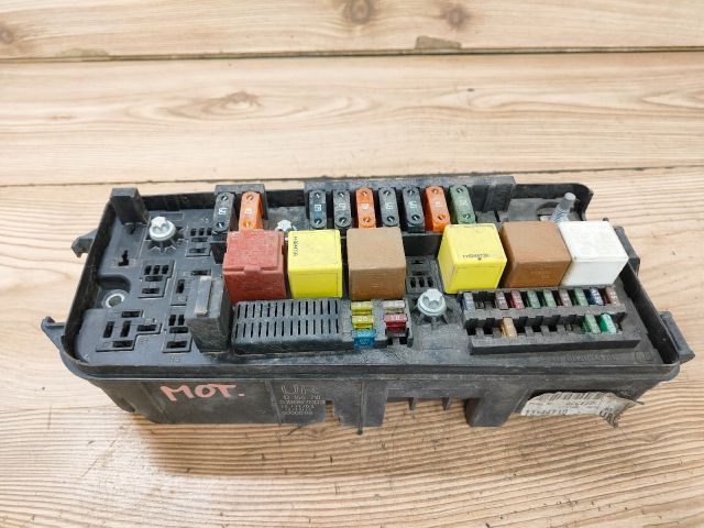 bontott OPEL VECTRA C Biztosítéktábla Motortér