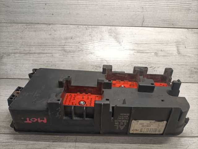 bontott OPEL VECTRA C Biztosítéktábla Motortér