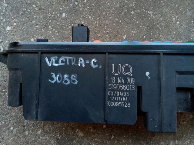 bontott OPEL VECTRA C Biztosítéktábla Motortér