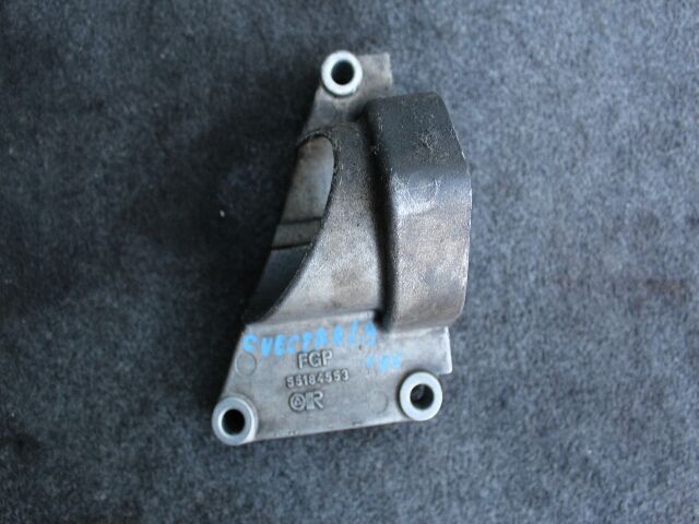 bontott OPEL VECTRA C Bal első Féltengely Tartó