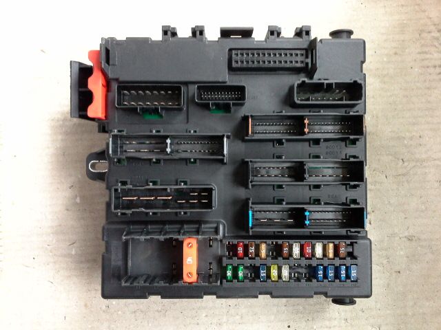 bontott OPEL VECTRA C Biztosítéktábla Csomagtér