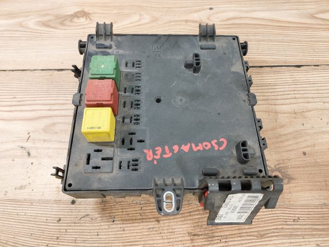 bontott OPEL VECTRA C Biztosítéktábla Csomagtér