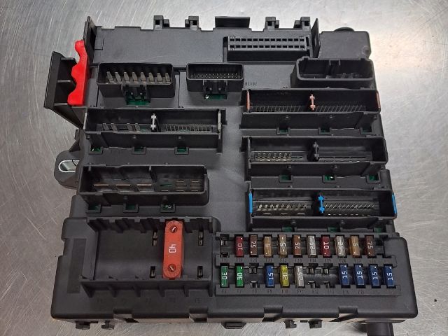 bontott OPEL VECTRA C Biztosítéktábla Csomagtér