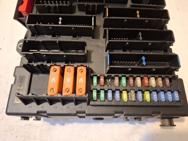 bontott OPEL VECTRA C Biztosítéktábla Csomagtér