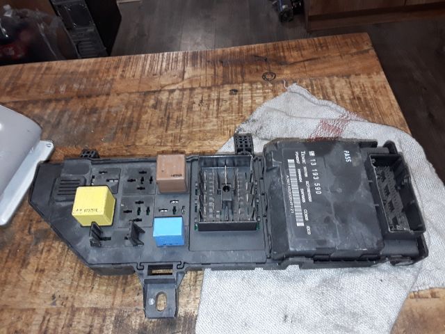 bontott OPEL VECTRA C Biztosítéktábla Csomagtér