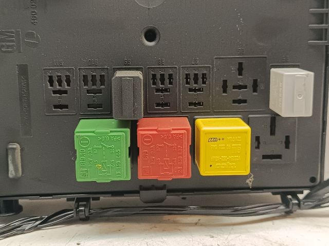 bontott OPEL VECTRA C Biztosítéktábla Doboz