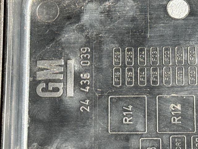 bontott OPEL VECTRA C Biztosítéktábla Fedél