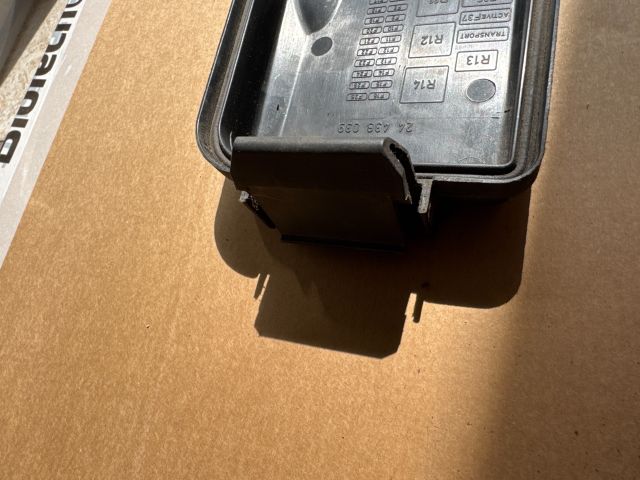 bontott OPEL VECTRA C Biztosítéktábla Fedél