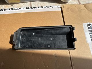 bontott OPEL VECTRA C Biztosítéktábla Fedél