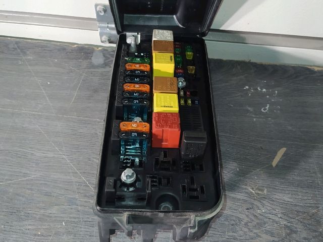 bontott OPEL VECTRA C Biztosítéktábla Motortér