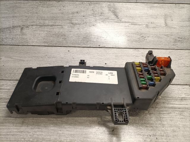 bontott OPEL VECTRA C Biztosítéktábla Utastér