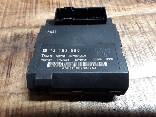 bontott OPEL VECTRA C Biztosítéktábla Utastér