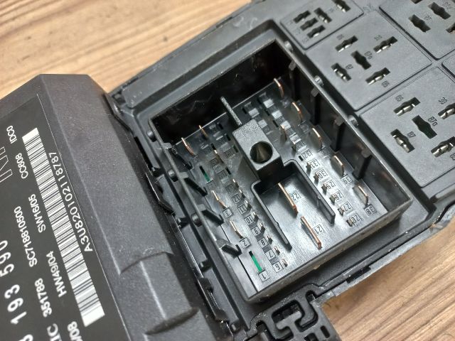 bontott OPEL VECTRA C Biztosítéktábla Utastér