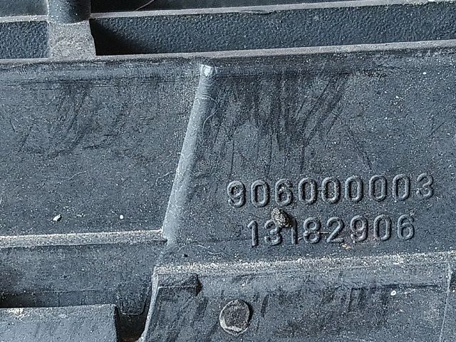 bontott OPEL VECTRA C Első Lökhárító Alsó Középső Díszrács