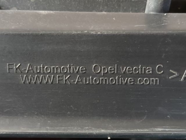 bontott OPEL VECTRA C Első Lökhárító Alsó Középső Díszrács