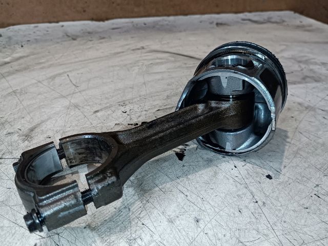 bontott OPEL VIVARO Dugattyú és Hajtókar