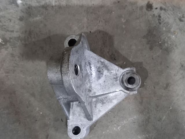 bontott OPEL VIVARO Motor Tartó Bak (Fém)