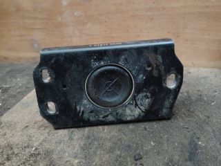 bontott OPEL VIVARO Motor Tartó Bak (Fém)