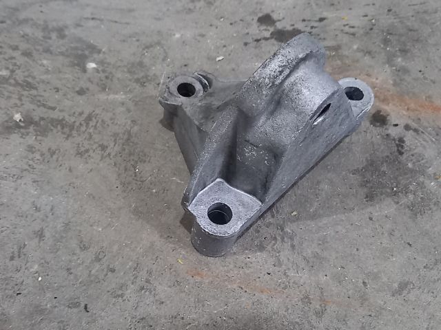 bontott OPEL VIVARO Motor Tartó Bak (Fém)