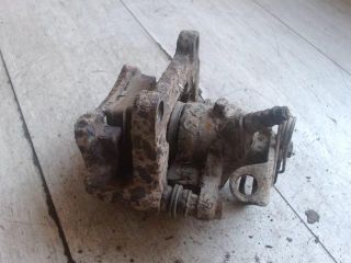 bontott OPEL VIVARO Jobb hátsó Féknyereg Munkahengerrel