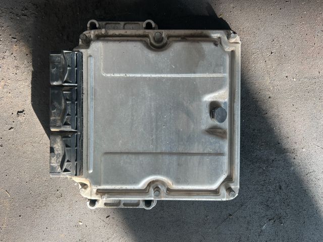 bontott OPEL VIVARO Motorvezérlő