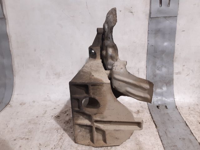 bontott OPEL VIVARO Motor Tartó Bak (Fém)