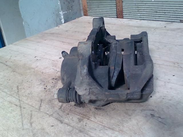 bontott OPEL VIVARO Jobb első Féknyereg Munkahengerrel