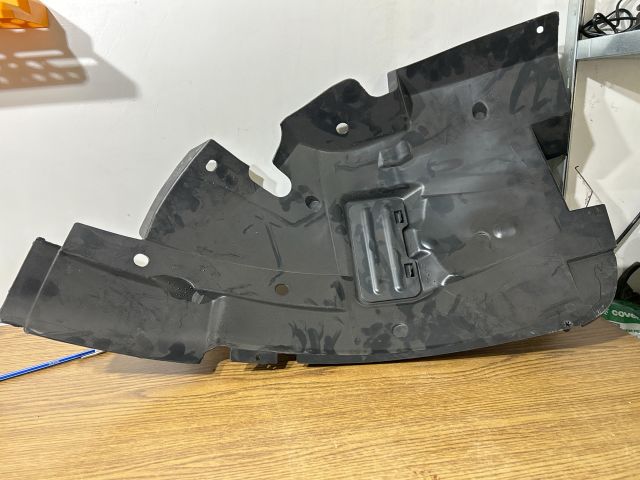 bontott OPEL VIVARO Bal első Első Dobbetét (Kerékjárati, Műanyag)