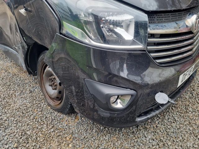 bontott OPEL VIVARO Első Lökhárító (Üresen)