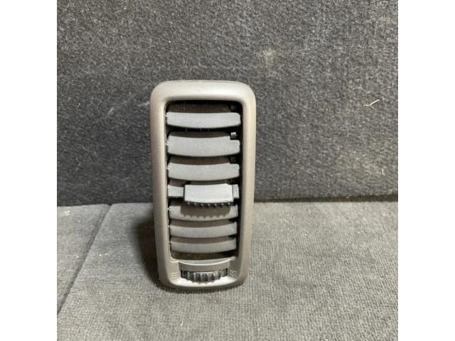 bontott OPEL VIVARO Középső Szellőző