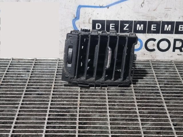 bontott OPEL VIVARO Középső Szellőző