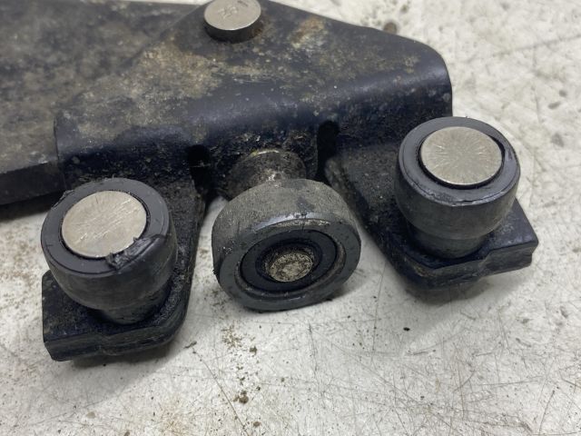 bontott OPEL VIVARO Tolóajtó Sín Görgő