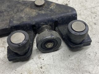 bontott OPEL VIVARO Tolóajtó Sín Görgő