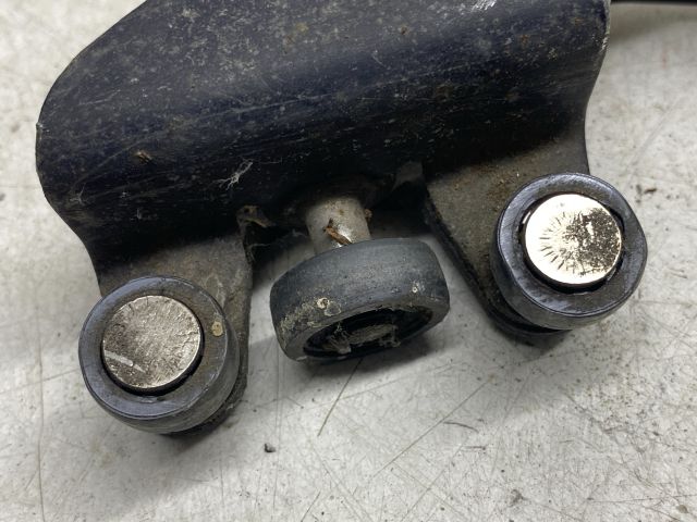 bontott OPEL VIVARO Tolóajtó Sín Görgő