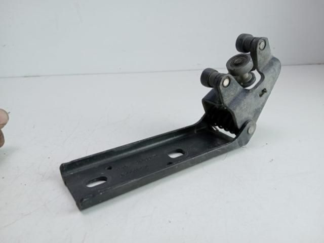 bontott OPEL VIVARO Tolóajtó Sín Görgő