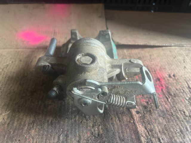 bontott OPEL ZAFIRA A Bal hátsó Féknyereg Munkahengerrel