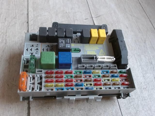 bontott OPEL ZAFIRA A Biztosítéktábla Utastér