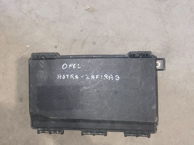bontott OPEL ZAFIRA B Biztosítéktábla Motortér