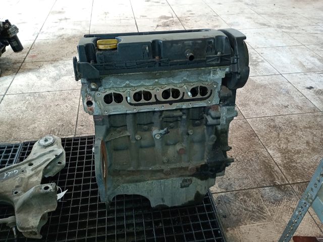 bontott OPEL ZAFIRA B Motor (Fűzött blokk hengerfejjel)