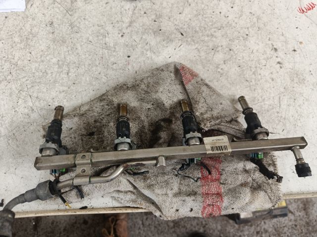 bontott OPEL ZAFIRA B Porlasztó Sor / Híd