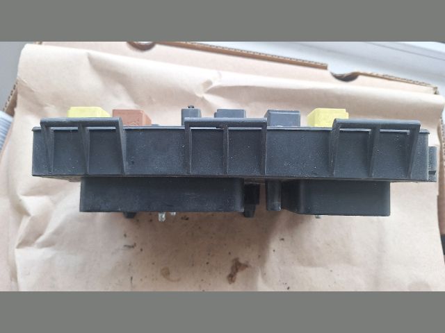 bontott OPEL ZAFIRA B Biztosítéktábla Motortér