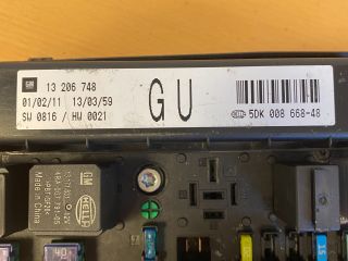 bontott OPEL ZAFIRA B Biztosítéktábla Motortér