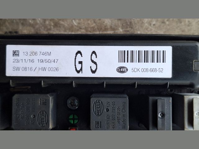 bontott OPEL ZAFIRA B Biztosítéktábla Motortér