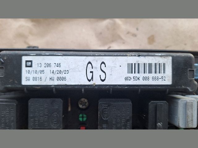 bontott OPEL ZAFIRA B Biztosítéktábla Motortér