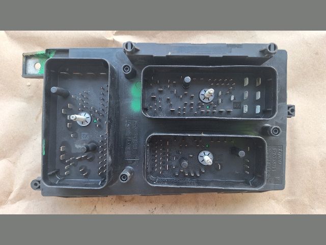 bontott OPEL ZAFIRA B Biztosítéktábla Motortér