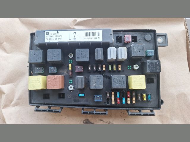 bontott OPEL ZAFIRA B Biztosítéktábla Motortér