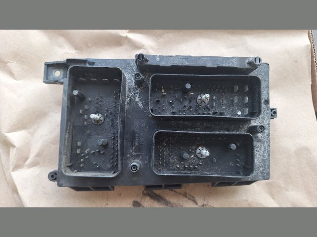 bontott OPEL ZAFIRA B Biztosítéktábla Motortér