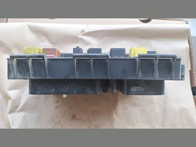 bontott OPEL ZAFIRA B Biztosítéktábla Motortér