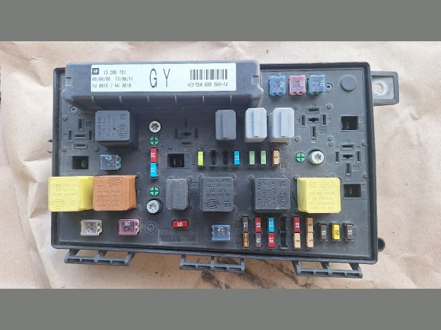 bontott OPEL ZAFIRA B Biztosítéktábla Motortér