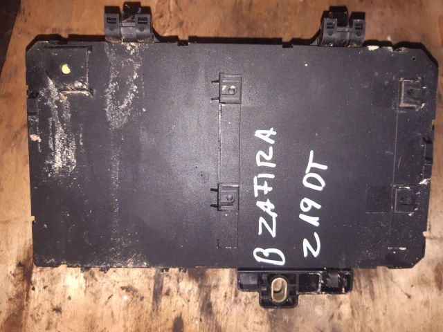 bontott OPEL ZAFIRA B Biztosítéktábla Motortér